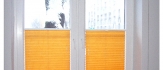 Żółte plisy na oknach PCV